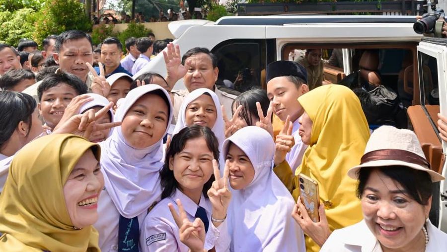 Presiden Prabowo Subianto meninjau penyelenggaraan Program Makan Bergizi Gratis (MBG) di Sekolah Menengah Pertama Negeri (SMPN) 111 Jakarta pada Selasa, (2/6/2026). (BPMI)