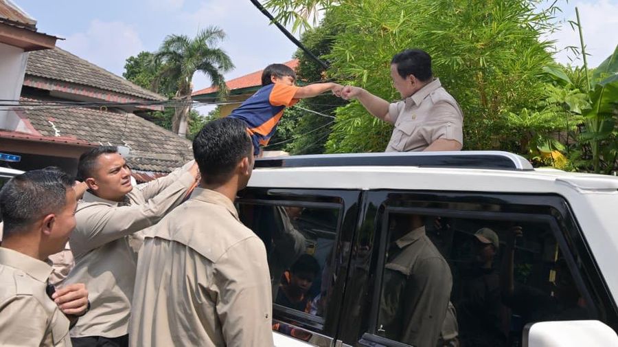 Presiden Prabowo Subianto meninjau penyelenggaraan Program Makan Bergizi Gratis (MBG) di Sekolah Menengah Pertama Negeri (SMPN) 111 Jakarta pada Selasa, (2/6/2026). (BPMI)