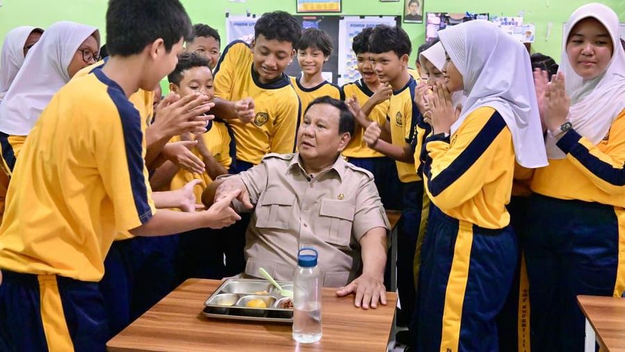 Presiden Prabowo Subianto meninjau penyelenggaraan Program Makan Bergizi Gratis (MBG) di Sekolah Menengah Pertama Negeri (SMPN) 111 Jakarta pada Selasa, (2/6/2026). (BPMI)