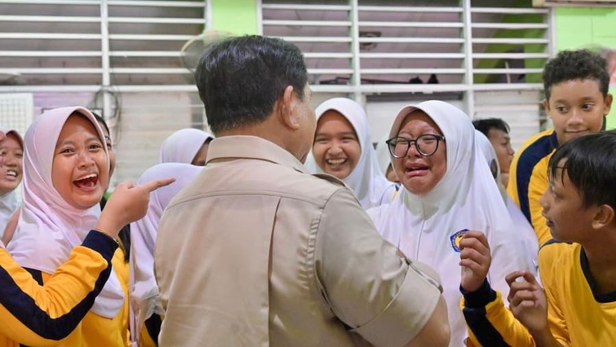 Presiden Prabowo Subianto meninjau penyelenggaraan Program Makan Bergizi Gratis (MBG) di Sekolah Menengah Pertama Negeri (SMPN) 111 Jakarta pada Selasa, (2/6/2026). (BPMI)