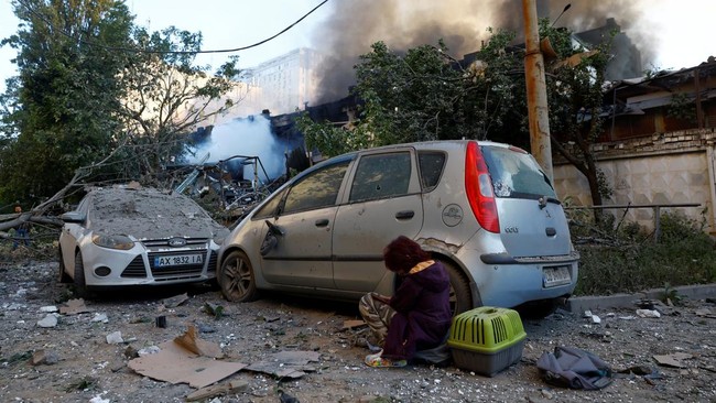 A child sits at the site of Russian missile and drone strikes, amid Russia's attack on Ukraine, in Kyiv, Ukraine June 2, 2026. REUTERS/Valentyn Ogirenko