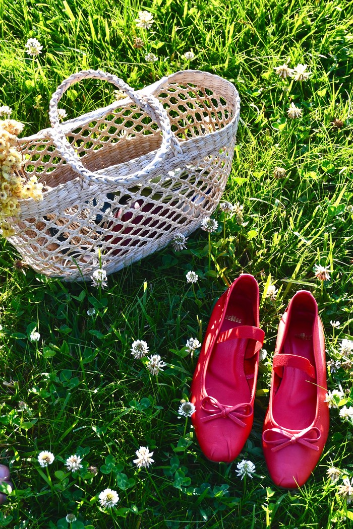 Sandal berwarna cerah yang bernuansa musim panas