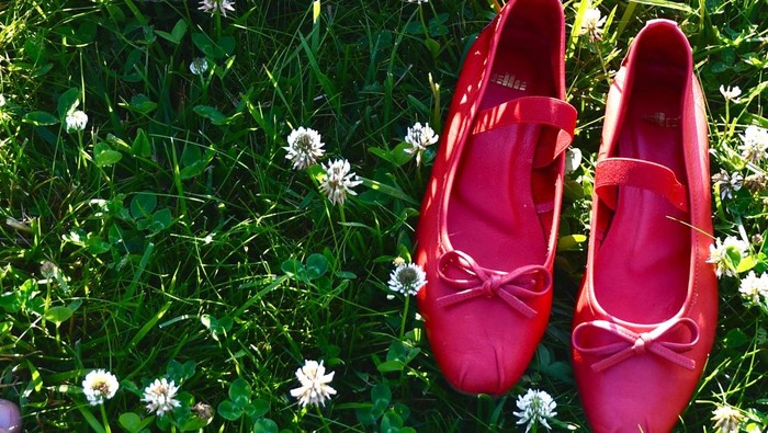 Sandal berwarna cerah yang bernuansa musim panas
