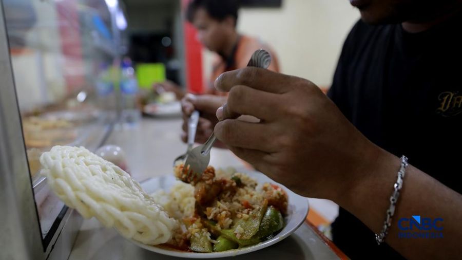Sejumlah visitor memilih menu makanan di Warteg area Pasar Minggu, Jakarta, Selasa, (2/6/2026). (CNBC Indonesia/Muhammad Sabki)