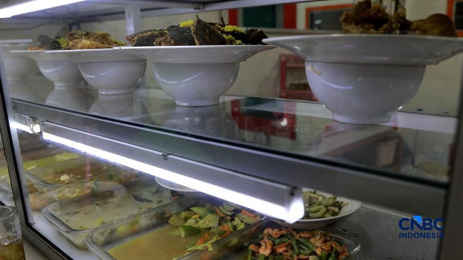 Sejumlah visitor memilih menu makanan di Warteg area Pasar Minggu, Jakarta, Selasa, (2/6/2026). (CNBC Indonesia/Muhammad Sabki)