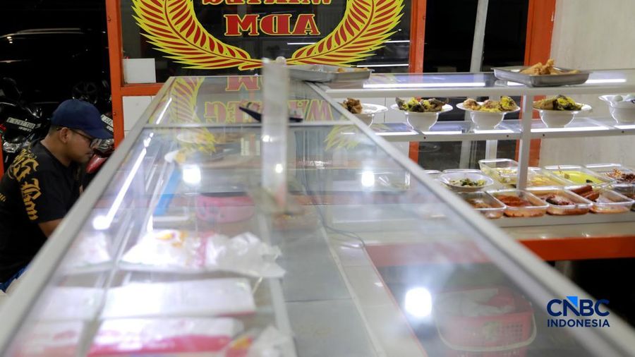 Sejumlah visitor memilih menu makanan di Warteg area Pasar Minggu, Jakarta, Selasa, (2/6/2026). (CNBC Indonesia/Muhammad Sabki)