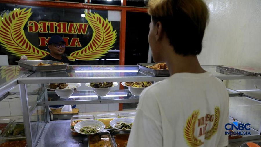 Sejumlah visitor memilih menu makanan di Warteg area Pasar Minggu, Jakarta, Selasa, (2/6/2026). (CNBC Indonesia/Muhammad Sabki)