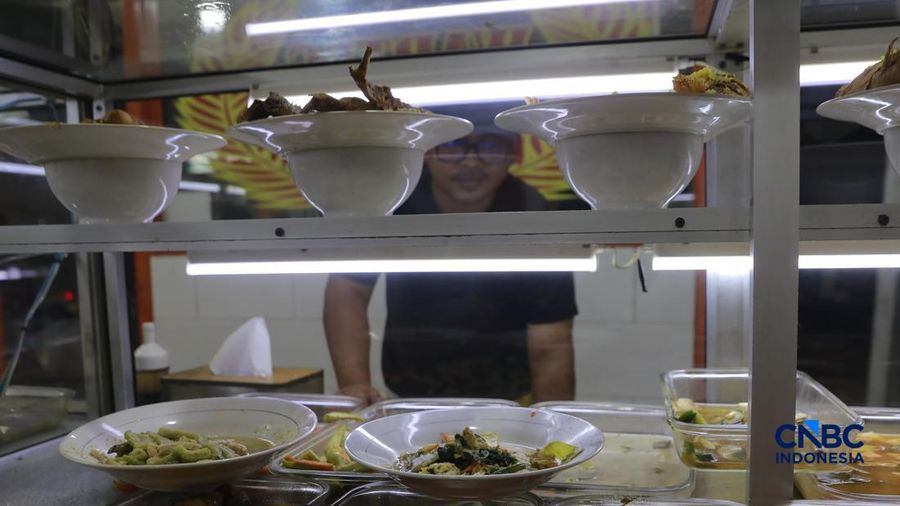 Sejumlah visitor memilih menu makanan di Warteg area Pasar Minggu, Jakarta, Selasa, (2/6/2026). (CNBC Indonesia/Muhammad Sabki)