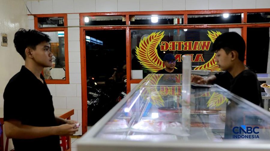 Sejumlah visitor memilih menu makanan di Warteg area Pasar Minggu, Jakarta, Selasa, (2/6/2026). (CNBC Indonesia/Muhammad Sabki)