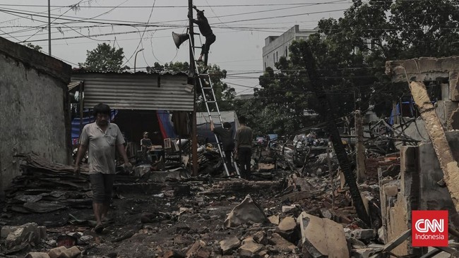 Kebakaran hebat di permukiman padat penduduk di Makassar, Sulsel, menghanguskan 37 rumah yang dihuni 245 warga. 
