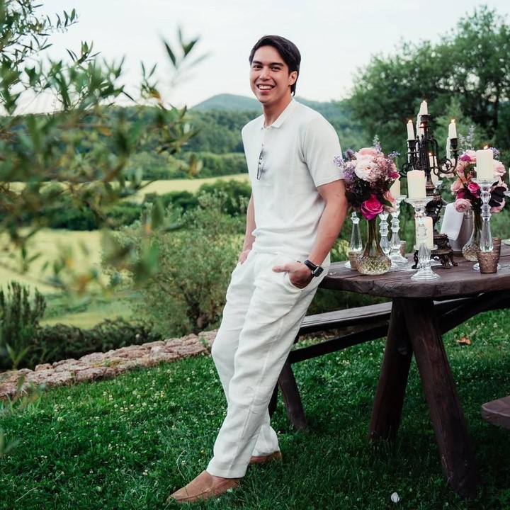 <p>Melalui unggahan di Instagram, Syifa membagikan potret perayaan ulang tahun sang suami. Bintang film<em> Catatan Si Boy</em> ini juga menuliskan ucapan manis untuk suaminya. "<em>Celebrating another year of you, surrounded by the beauty of Tuscany</em>. (Merayakan satu tahun lagi kebersamaan denganmu, dikelilingi keindahan Tuscany)," tulis Syifa. (Foto: Instagram @syifahadju)</p>