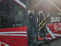 Senggol Dump Truk Parkir, Kaca Pintu Suroboyo Bus Pecah