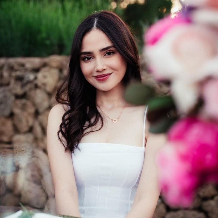 <p>Unggahan Syifa dikomentari oleh EL Rumi. Anak kedua Maia Estianty ini menuliskan ucapan terima kasihnya pada sang istri karena sudah memberikan kejutan <em>dinner</em> romantis untuk merayakan ulang tahunnya. "<em>Thank you for the beautiful dinner, Amore Mio, Ti Amo</em>. (Terima kasih untuk makan malamnya yang indah cintaku, aku mencintaimu)," kata El. (Foto: Instagram @syifahadju)</p>
