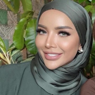 Tampil Pakai Hijab Saat Reuni, Millendaru Langsung Diprotes