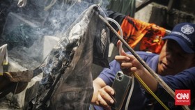 Pakar UGM selidiki kebakaran misterius di rumah Mutfiana di Sleman. Dugaan awal menyebut gas Hidrogen sebagai pemicu utama. (CNN Indonesia/Tunggul )