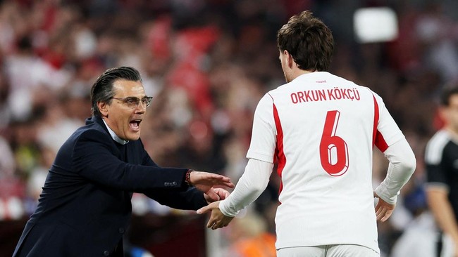 Soccer Football - International Friendly - Turkey v North Macedonia - Sukru Saracoglu Stadium, Istanbul, Turkey - June 1, 2026 Turkey's Orkun Kokcu celebrates scoring their first goal with coach Vincenzo Montella REUTERS/Murad Sezer
