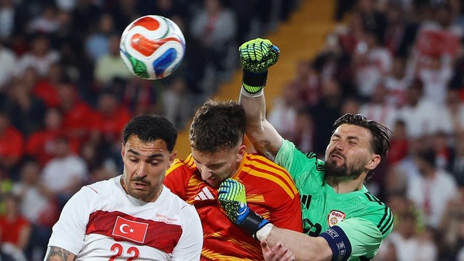 Soccer Football - International Friendly - Turkey v North Macedonia - Sukru Saracoglu Stadium, Istanbul, Turkey - June 1, 2026 Turkey's Kaan Ayhan in action with North Macedonia's Stole Dimitrievski REUTERS/Murad Sezer