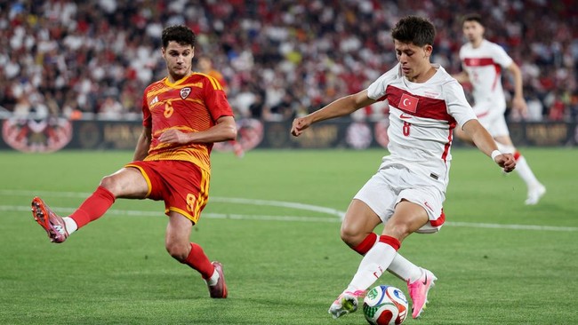 Soccer Football - International Friendly - Turkey v North Macedonia - Sukru Saracoglu Stadium, Istanbul, Turkey - June 1, 2026 Turkey's Arda Guler in action with North Macedonia's Agon Elezi REUTERS/Umit Bektas