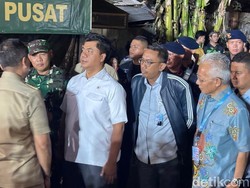 Diutus Prabowo, Wamensesneg Serahkan Bantuan ke Korban Kebakaran Kemayoran