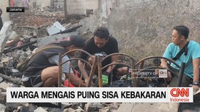 Warga Mengais Puing Sisa Kebakaran