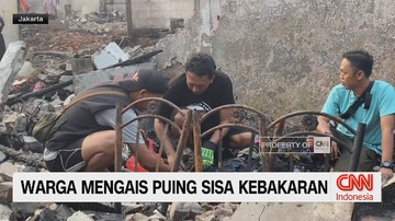 VIDEO: Warga Mengais Puing Sisa Kebakaran