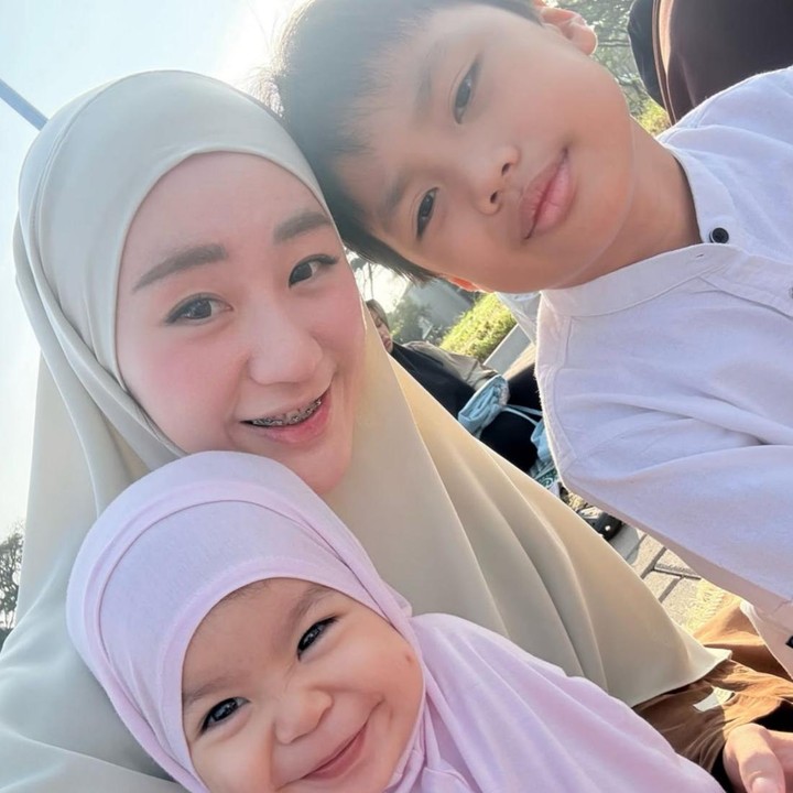 <p>Setelah resmi menikah dengan Ikram Rosadi pada tahun 2023, Larissa Chou dikaruniai seorang putri. Si Kecil ini diberi nama Alesha Alifa Habatillah Rosadi yang kini tumbuh semakin menggemaskan. (Foto: Instagram @larissachou)</p>