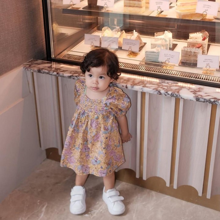<p>Tidak hanya berparas cantik, Alesha juga selalu tampil menggemaskan dengan<em> Outfit of The Day</em> (OOTD) yang <em>fashionable</em>. Seperti pada potret yang satu ini, ia terlihat manis mengenakan <em>dress</em> bermotif bunga yang dipadukan dengan sepatu berwarna putih. (Foto: Instagram @larissachou)</p>