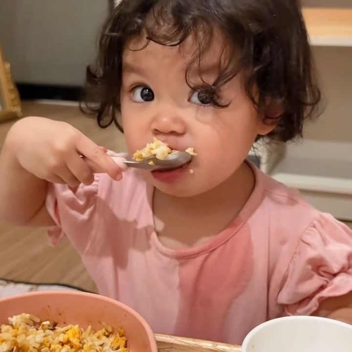 <p>Di usia satu tahun, Alesha terlihat sangat lahap setiap kali menyantap makanan. Bahkan, ia sudah bisa makan sendiri dengan cukup baik. Momen ini terlihat dari beberapa unggahan Larissa di Instagram. &ldquo;Lucu sekali nak,&rdquo; tulis Larissa, dikutip dari akun Instagram <em>@larissachou</em>. (Foto: Instagram @larissachou)</p>