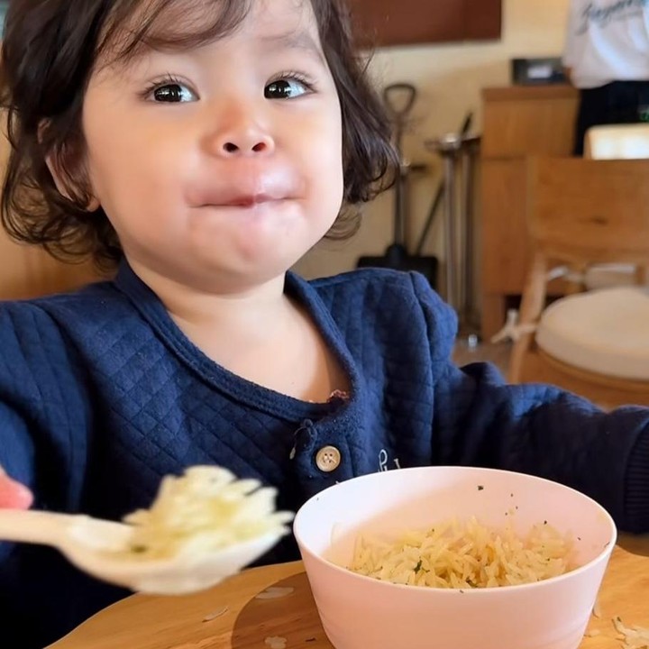 <p>Dalam unggahan lainnya, Larissa membagikan momen saat putrinya terlihat sangat lahap makan. Bahkan, Si Kecil ini sempat menawarkan makanannya kepada Bundanya, lho. Momen itu pun sukses membuat netizen gemas. "Masya Allah gemas banget Alesha," ujar <em>@sel***</em>. "Pintar sekali Alesha," kata <em>@nik***</em>. "Lahap banget Alesha kalau makan," tambah <em>@nur***.</em> (Foto: Instagram @larissachou)</p>