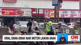Aksi tidak patut ditiru dilakukan oleh seorang emak-emak di Depok, Jawa Barat. Sudah tahu melawan arah dan ada petugas, emak-emak ini justru tetap ngotot melawan arah meski petugas sudah memohon-mohon memberi imbauan.