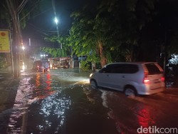 Sejumlah Ruas Jalan di Medan Helvetia Terendam Banjir, Pemotor Dorong Kendaraan
