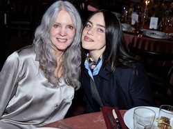 Ibunda Billie Eilish Bocorkan Resep Mi Pedas Andalan, Gampang Dicontek!