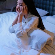 5 Cara Mengenali Orang yang Tidak Bahagia Dilihat dari Kebiasaan Sebelum Tidur