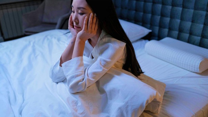 5 Cara Mengenali Orang yang Tidak Bahagia Dilihat dari Kebiasaan Sebelum Tidur