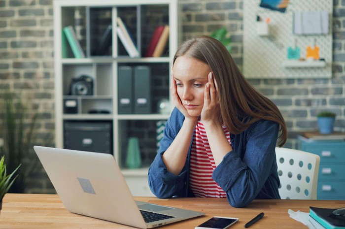 Orang yang tidak bahagia bisa dikenali lewat perubahan kebiasaan kita saat bekerja.