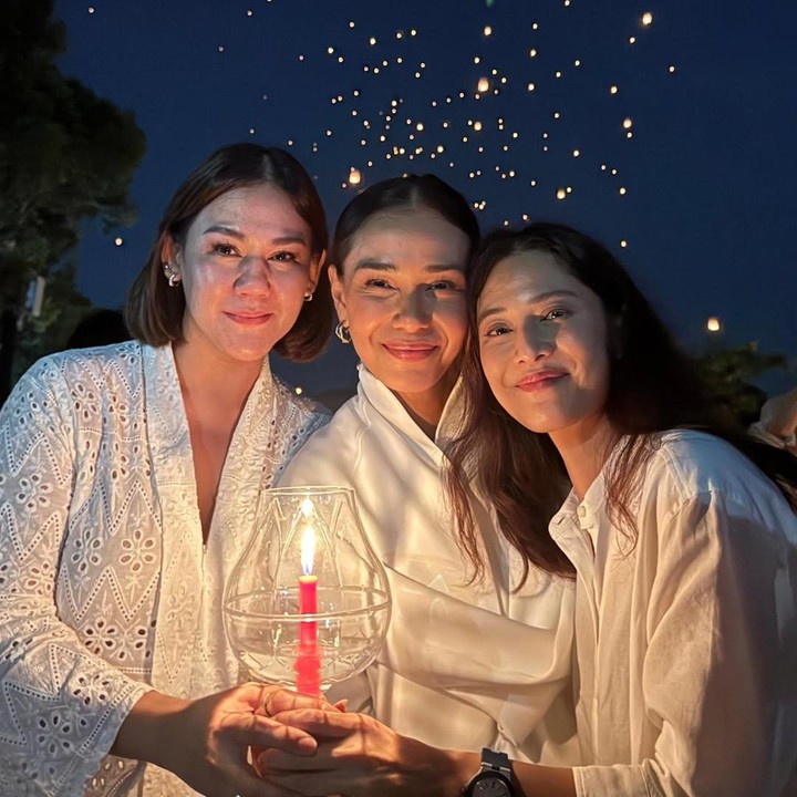 <p>Dalam kolom komentar, Dian menjelaskan bahwa mereka baru saja selesai syuting di Yogyakarta dan melanjutkan perjalanan ke Magelang. &ldquo;Itu abis shooting dari Jogja kita lanjut ke Magelang,&rdquo; ujar Dian.&nbsp;(Foto: Instagram @therealdisastr)</p>