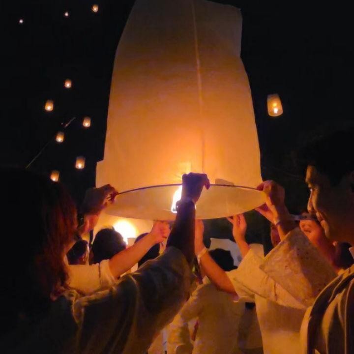 <p>Bukan tanpa alasan, perjalanan tersebut dilakukan ketiganya untuk ikut menyemarakkan perayaan Hari Raya Waisak di Candi Borobudur. Mereka pun memperlihatkan momen seru saat melepaskan lampion bersama.&nbsp;(Foto: Instagram @therealdisastr)</p>