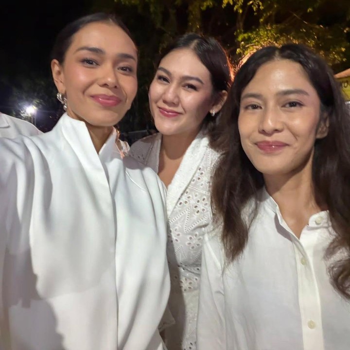 <p>Kebersamaan para pemeran <em>Ada Apa Dengan Cinta?</em> (AADC) kembali mencuri perhatian. Sejumlah anggota Geng Cinta terlihat kembali bertemu saat terlibat dalam sebuah pekerjaan. (Foto: Instagram @therealdisastr)</p>