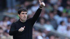 Jamie Carragher meragukan kapasitas Andoni Iraola dalam melatih Liverpool.