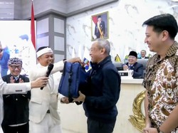KDM Tunaikan Janji, Persib Terima Kadedeuh Rp1 M Usai Hattrick Juara