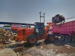 Gunungan Sampah Pasar Baleendah Bandung Akhirnya Diangkut Alat Berat