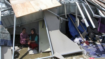 FOTO: Huntara Korban Banjir Bandang Aceh Roboh Diterjang Angin Kencang