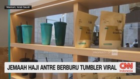 Jemaah Haji Antre Berburu Tumbler Viral