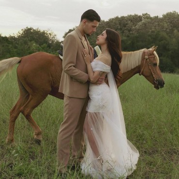 Prewedding, Jennifer Coppen & Justin Hubner Romantis Berkuda di Padang Rumput