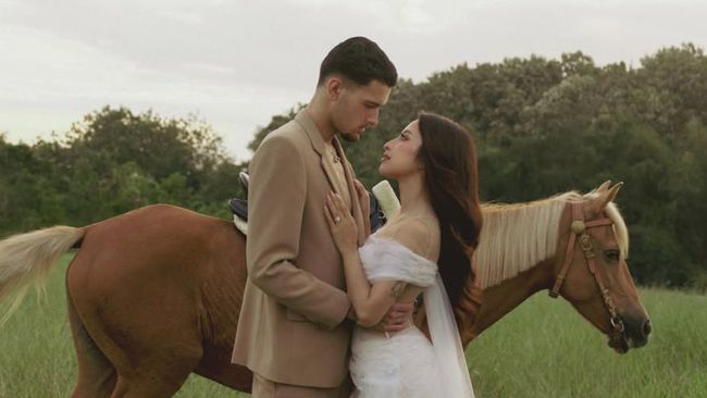 Prewedding, Jennifer Coppen dan Justin Hubner Romantis Berkuda di Padang Rumput