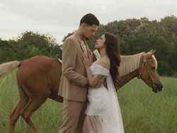 Prewedding, Jennifer Coppen & Justin Hubner Romantis Berkuda di Padang Rumput