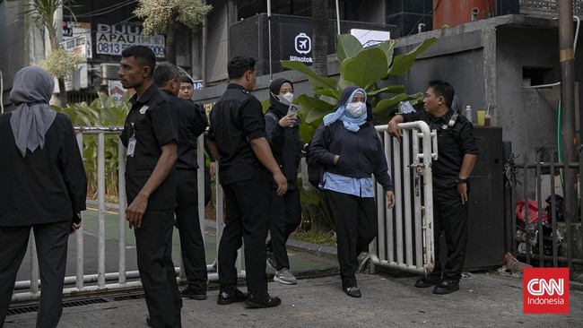 Sejumlah karyawan Badan Gizi Nasional (BGN) terlihat menunggu di luar area kantor saat jam kerja berlangsung. Para pegawai yang telah tiba di lokasi diminta turun dan menunggu di luar gedung sambil menantikan arahan lebih lanjut.Menurut informasi yan