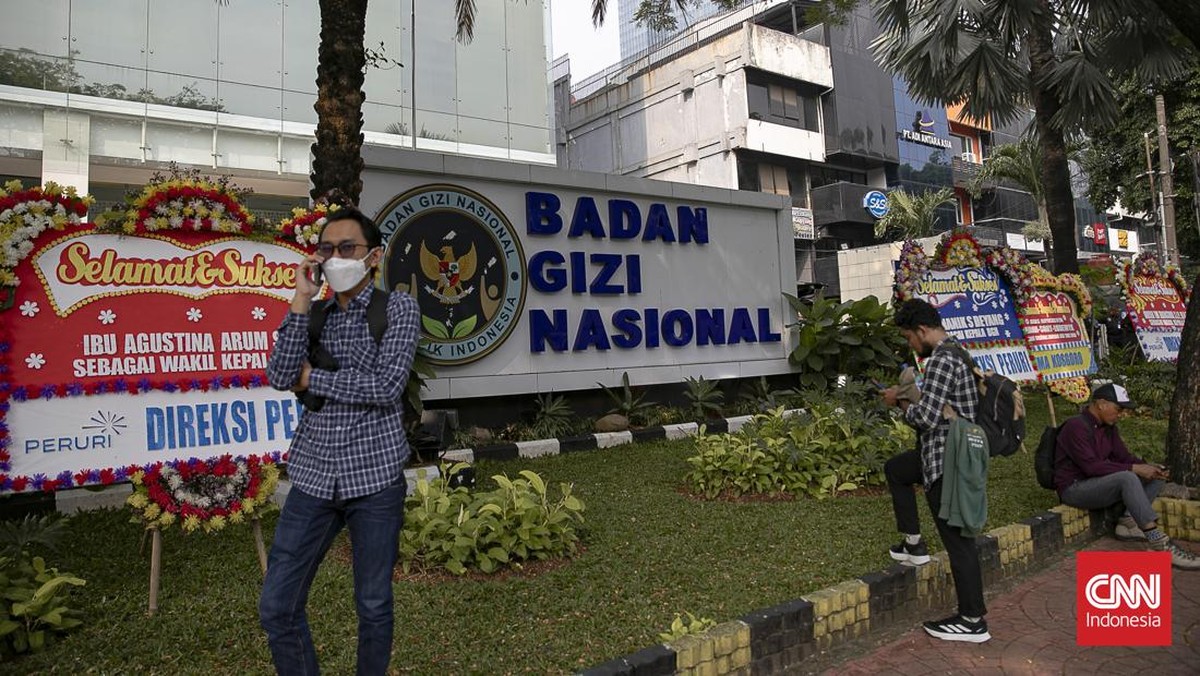 Sejumlah karyawan Badan Gizi Nasional (BGN) terlihat menunggu di luar area kantor saat jam kerja berlangsung. Para pegawai yang telah tiba di lokasi diminta turun dan menunggu di luar gedung sambil menantikan arahan lebih lanjut.Menurut informasi yan