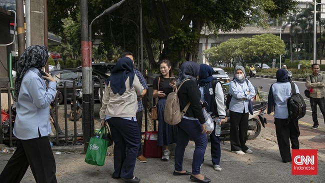 Sejumlah karyawan Badan Gizi Nasional (BGN) terlihat menunggu di luar area kantor saat jam kerja berlangsung. Para pegawai yang telah tiba di lokasi diminta turun dan menunggu di luar gedung sambil menantikan arahan lebih lanjut.Menurut informasi yan