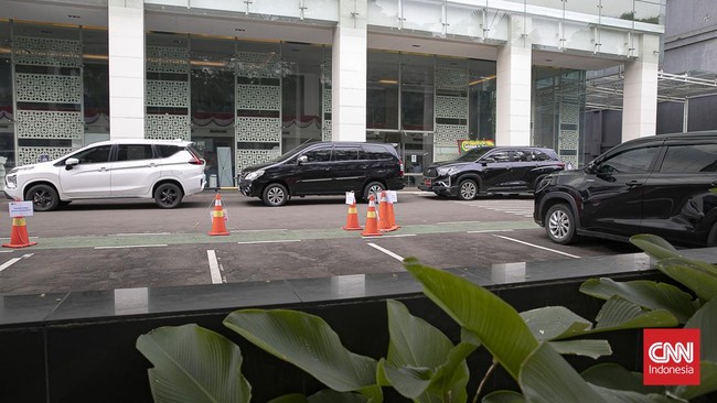 Sejumlah karyawan Badan Gizi Nasional (BGN) terlihat menunggu di luar area kantor saat jam kerja berlangsung. Para pegawai yang telah tiba di lokasi diminta turun dan menunggu di luar gedung sambil menantikan arahan lebih lanjut.Menurut informasi yan